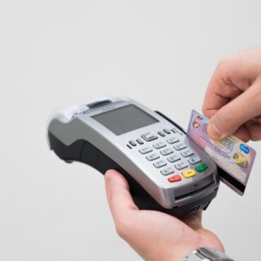 Se l’istituto bancario o postale nega l’apertura di un conto ad un richiedente protezione internazionale