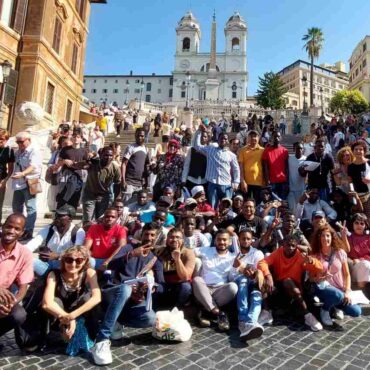 Ripartono le passeggiate culturali della Scuola d’italiano. Entusiasmo tra gli studenti in visita alle Piazze di Roma